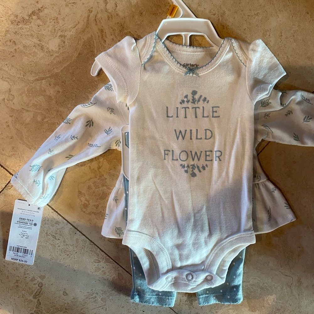BNWT Carter’s new born 3 piece set!